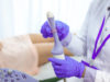 Gynäkologin bereitet vaginalen Ultraschall vor