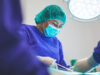 Person operiert in einer Klinik